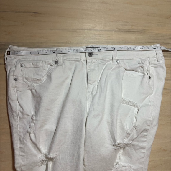 Torrid White Cropped Distressed Jeans - Picture 4 of 6